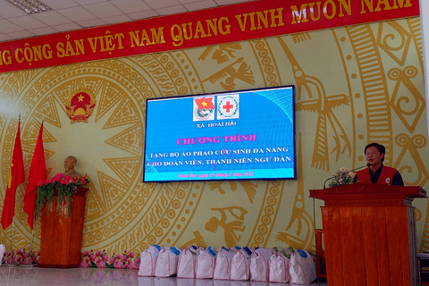 BCH đoàn xã phối hợp với Hội CTĐ xã Hoài Hải tổ chức Chương trình tặng áo pháo cứu sinh đã năng cho ĐVTN ngư dân